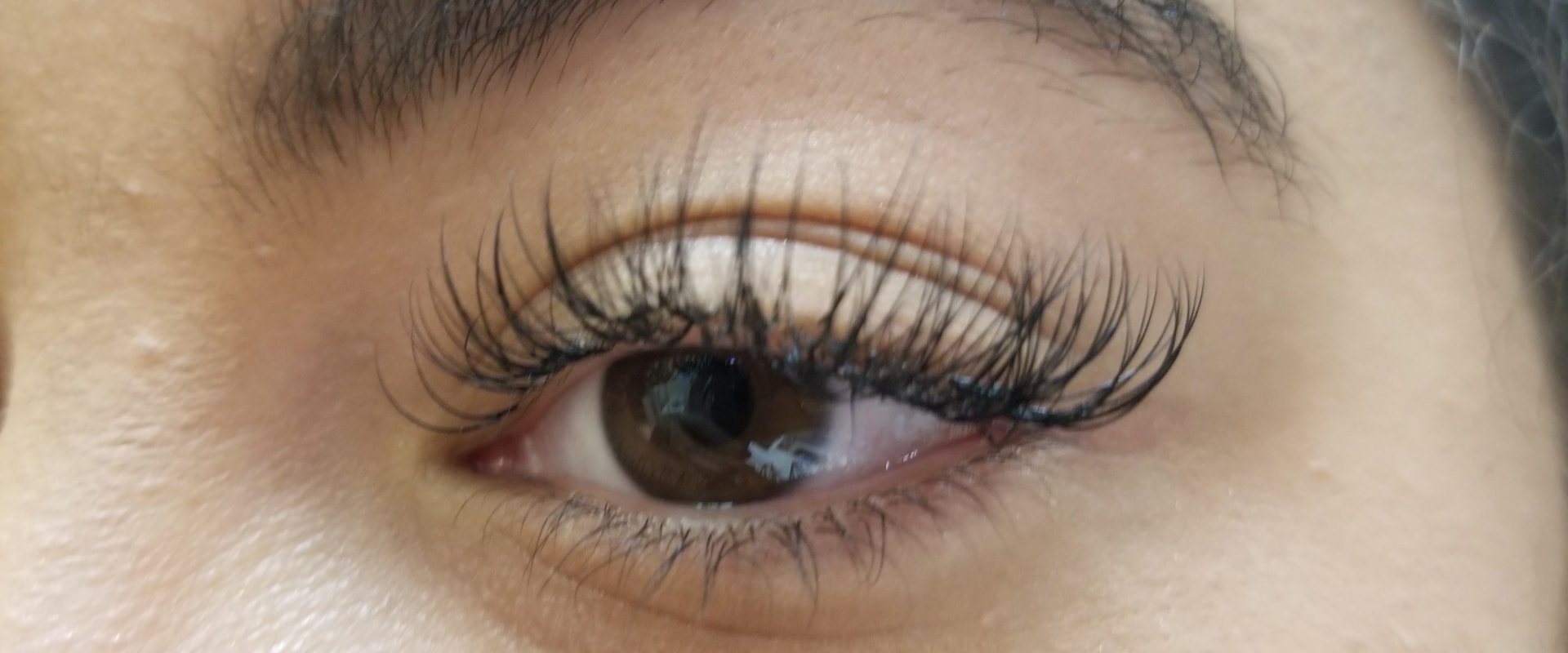 What type of eyelash extensions look natural?