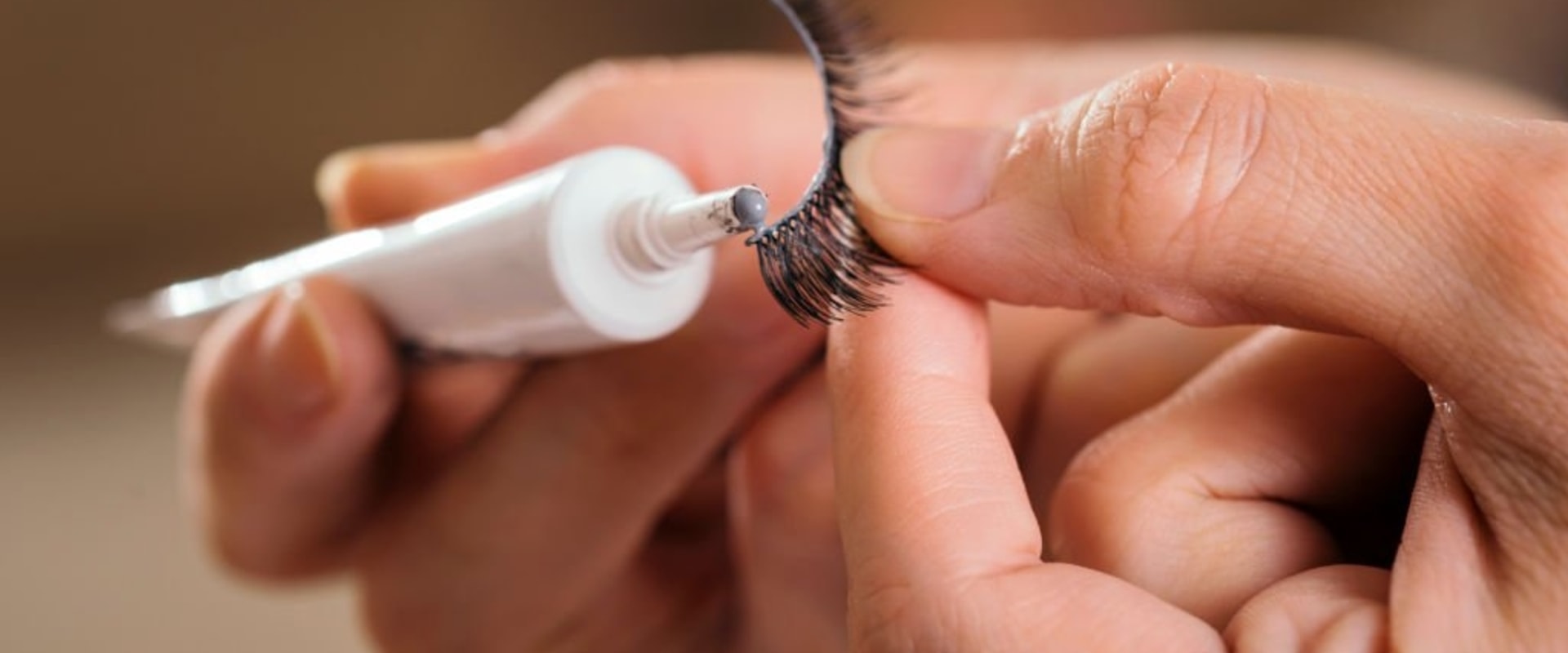 How long does it take to have an allergic reaction to eyelash glue?