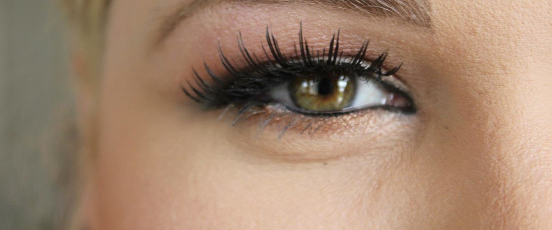 What lash style makes eyes look bigger?